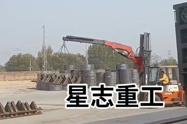 叉車吊工(gōng)作運行(háng)現(xiàn)場
